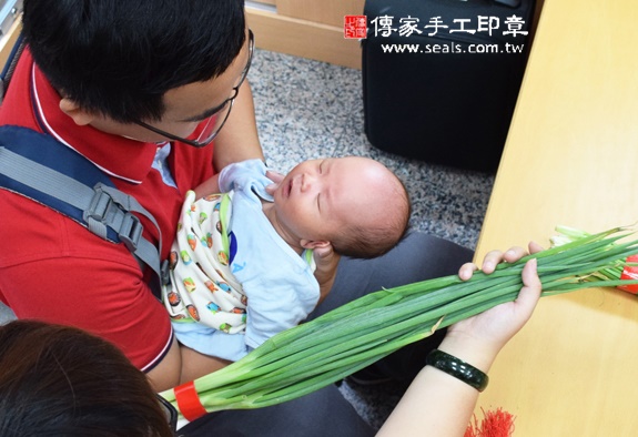 高寶寶(台中北區嬰兒寶寶滿月剃頭理髮、免費嬰兒剃胎毛儀式吉祥話)。中國風會場，爸媽寶貝免費穿「日中韓」古裝禮服。專業拍照、DVD光碟、證書。★購買「臍帶章、肚臍章、胎毛筆刷印章」贈送：剃頭、收涎、抓周，三選一。 2015.11.15 照片10